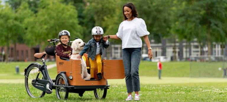 Frau mit 2 Kindern und Hund und dem Babboe Go Mountain Lastenrad