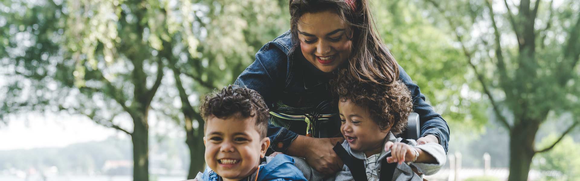 Frau ist mit zwei Kindern im Park