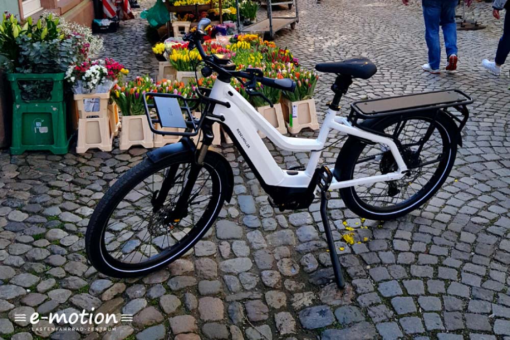 Das Riese und Müller Multicharger auf dem Markt beim Einkaufen