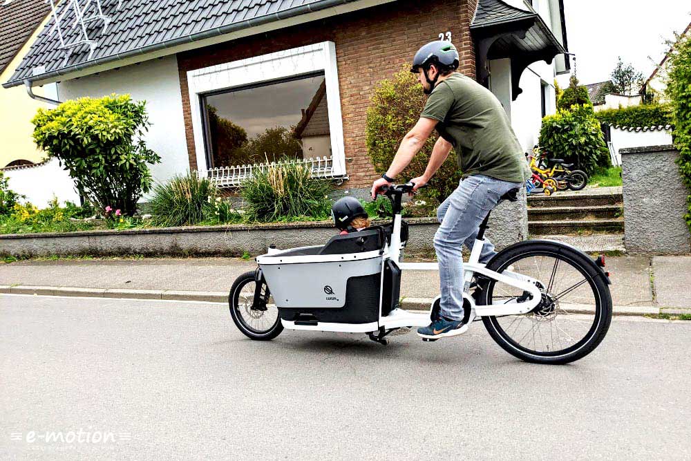 Marcus fährt mit seiner Tochter auf dem Carqon Cruise Lastenrad