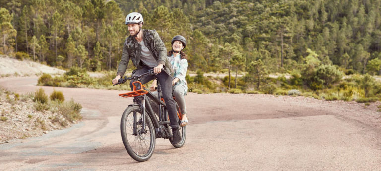 Zwei Personen fahren auf dem Multicharger einen Berg hinunter